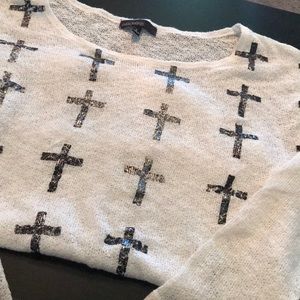 Small cross sweater. White and black.
